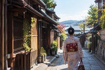 Rue traditionnelle de Kyoto avec une personne en kimono